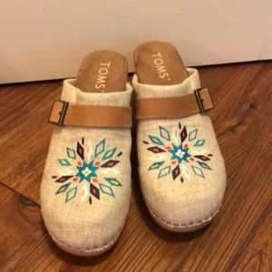 Summer clogs by TOMS- size 7